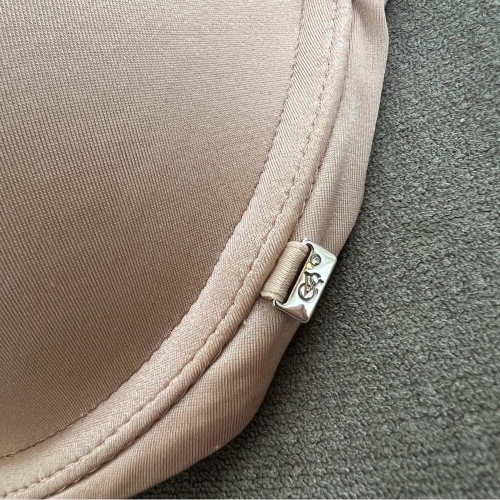 LIKE NEW Victoria’s Secret Very Sexy Lightly Lined Plunge Bras - Picture 4 of 5